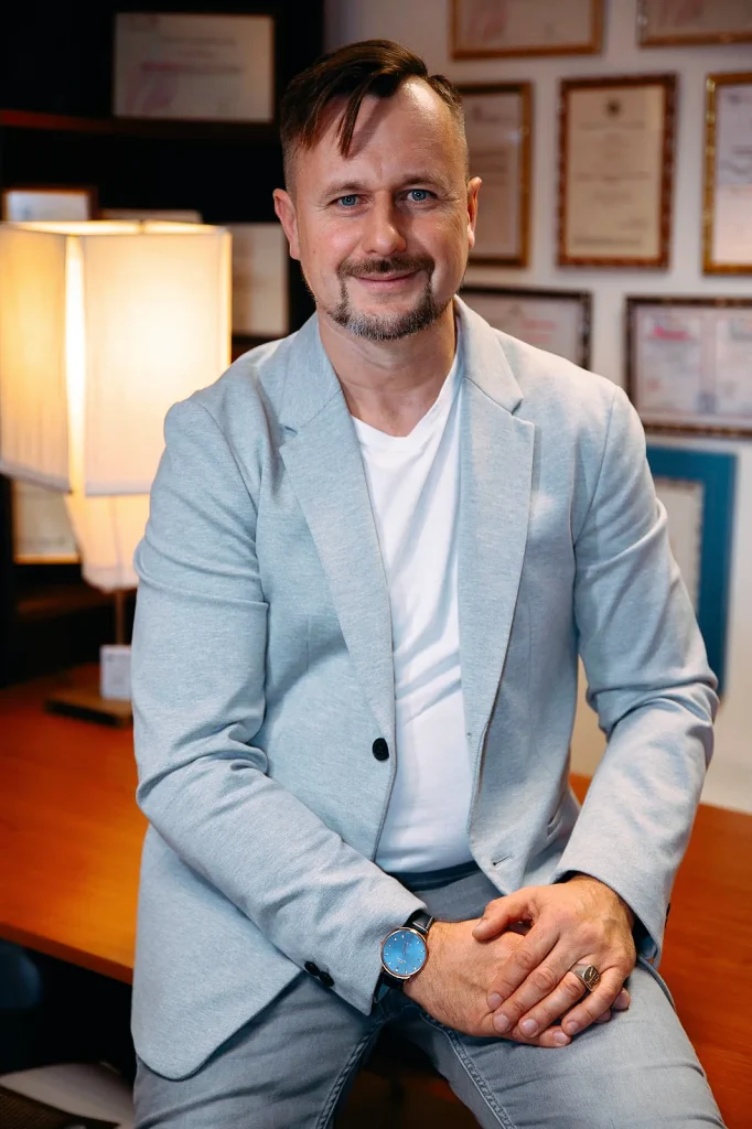 Alexis Santander sentado con chaqueta gris