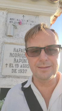 Alexis Santander junto a la sepultura de Rafael Rodríguez Rapún en Ciriego.