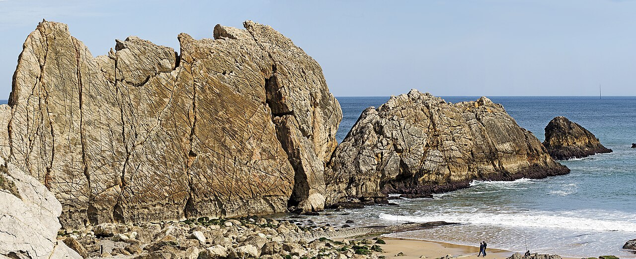 Playa de La Arnía y costa rocosa de Cantabria.